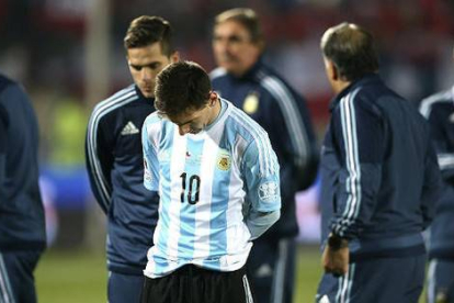 El delantero argentino Lionel Messi tras la tanda de los penaltis del partido Chile-Argentina, de final de la Copa América de Chile 2015, en el Estadio Nacional Julio Martínez Prádanos de Santiago de Chile.-Foto: MARIANO RUIZ / EFE