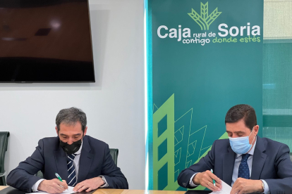 Vicente Gonzalo y Carlos Martínez en la firma del convenio de colaboración. HDS