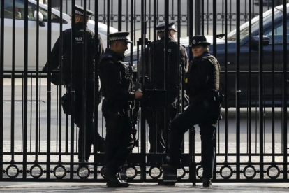 La policía londinense asegurando la puerta de Downing Street.-Frank Augstein