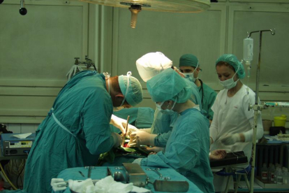 Sala de operaciones de un hospital durante una intervención.-HDS