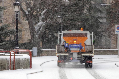 Uno de los camiones que forma parte del operativo municipal contra la nieve repartiendo sal en la zona de los Juzgados durante la mañana de ayer.-DIEGO MAYOR