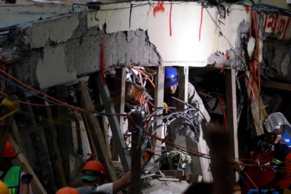 Trabajos de rescate en la escuela Enrique Rebsamen de México tras el terremoto.-REUTERS