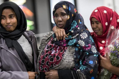Dos hermanas somalís a las que denegaron el acceso a EEUU tras el veto migratorio de Trump son recibidas por su madre en el aeropuerto de Chantilly, Virginia.-EFE / SHAWN THEW
