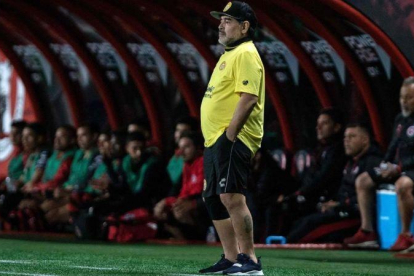 Maradona dirige al Dorados de Sinaloa en un amitoso con el Tijuana.-AFP / GUILLERMO ARIAS