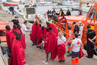 Rescatadas 53 personas llegadas en 5 pateras a la costa murciana-EFE