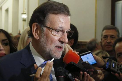 El presidente del Gobierno, Mariano Rajoy, atiende a los medios este martes en los pasillos del Congreso.-Foto: EFE/ PACO CAMPOS