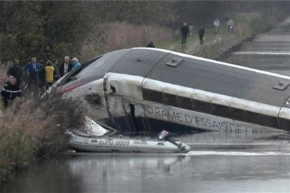 El tren de alta velocidad que ha descarrilado en la Alsacia el día después de los ataques de París.-AFP PHOTO / FREDERICK FLORIN