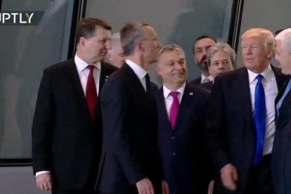 Trump empuja al primer ministro de Montenegro para colocarse delante en la foto.-