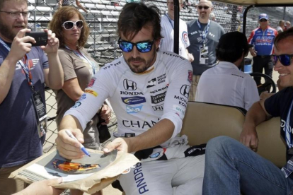 Fernando Alonso, ayer, en Indianápolis, en el día de la prensa.-AP
