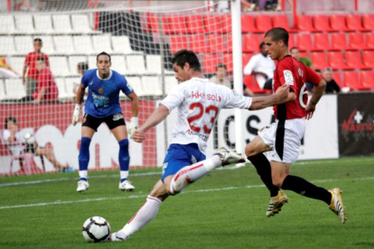 Kike Sola anotando el gol de la última victoria del Numancia en Tarragona. HDS