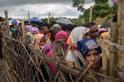 Refugiados rohingya esperando la ayuda médica en el campo de refugiados de Balukali, en Bangladés.-AFP