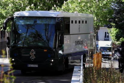 Un furgón de la Guardia Civil traslada a los detenidos de la 'operacion Lezo', el pasado viernes.-EFE / J. J. GUILLÉN