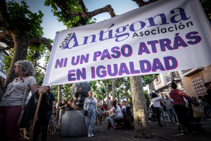 Concentración de Antígona contra la violencia de género en la plaza de las Mujeres. GONZALO MONTESEGURO