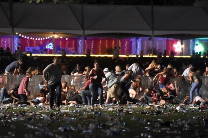 Decenas de personas corren tras el tiroteo en el festival Route 91 Harvest, este domingo en Las Vegas-AFP / DAVID BECKER