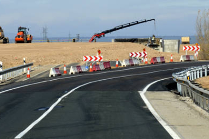 Una tramo de la autovía A-15 entre Almazán y Medinaceli en obras. / V. G. -