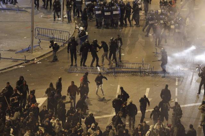 Un momento de los disturbios del pasado 22 de marzo en Madrid.-Foto: FERNANDO ALVARADO / EFE