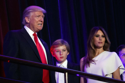 Donald Trump, su esposa Melania y su hijo Barron.-EVAN VUCCI / AP