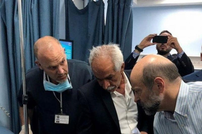 El primer ministro de Jordania Omar al-Razzaz  visita a un herido en un hospital en Amman  Jordania.-PETRA JORDAN NEWS AGENCY HA/EPA