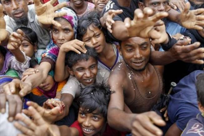 Desplazados rohinyas en un campo de refugiados de Bangladés.-AP / K. M. ASAD