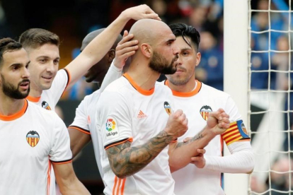 Los jugadores del Valencia felicitan a Simone Zaza tras marcarle el segundo gol al Athletic en Mestalla.-EFE / JUAN CARLOS CÁRDENAS
