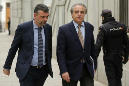Santi Vila y su abogado, Pau Molins, llegando al Tribunal Supremo en mayo del 2018.-EL PERIÓDICO