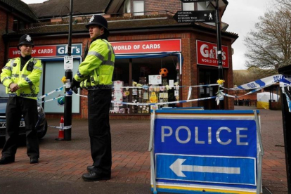 Dos policías británico custodia la zona de Salisbury donde fue envenenado Sergei Sripal y su hija Yulia.-ADRIAN DENNIS / AFP