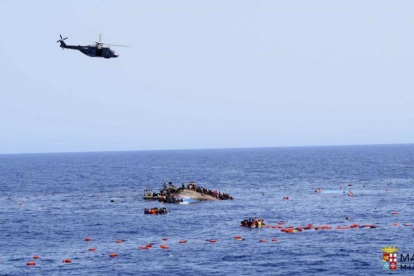 Imagen tomada por la Marina italiana del naufragio del pasado miércoles.-