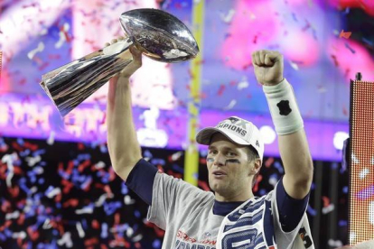 El 'quaterback' Tom Brady, de los Patriots, con el trofeo que le acredita como jugador más valioso de la Super Bowl.-Foto: AP / MICHAEL CONROY