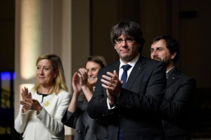 Carles Puigdemont, el 7 de noviembre en Bruselas, en su encuentro con 200 alcaldes catalanes.-AFP / JOHN THYS