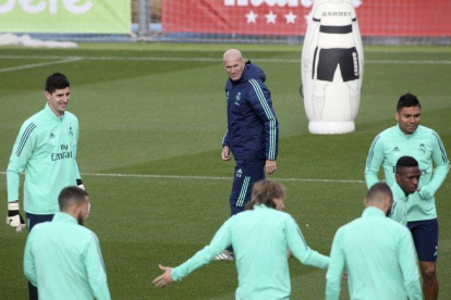 Zidane observa el trabajo de sus jugadores este martes antes de recibir al Galatasaray en Liga de Campeones.-