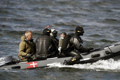 Buzos del Comando de Defensa de Dinamarca durante las labores de rescate del cadáver hallado este martes en Koge Bugt cerca de Amager en Copenhague (Dinamarca).-EFE