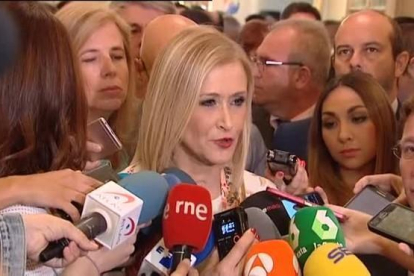 La presidenta madrileña decidirá durante el debate si interviene en el mismo.-
