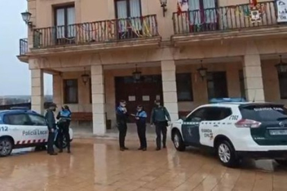 Agentes de la Policía Local y la Guardia Civil, cuerpos que atajaron el caso de abandono de menores, en Almazán. HDS