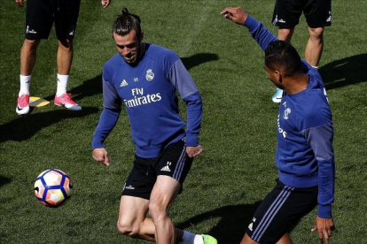 Gareth Bale y Casemiro, durante el entrenamiento de este sábado en la ciudad deportiva de Valdebebas.-KIKO HUESCA