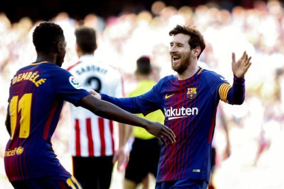 El delantero argentino del FC Barcelona, Lionel Messi (d), celebra su gol con el delantero francés Dembélé (i), durante el partido contra el Athletic de Bilbao correspondiente a la jornada 29 de LaLiga en el Estadio Camp Nou de Barcelona.-EFE