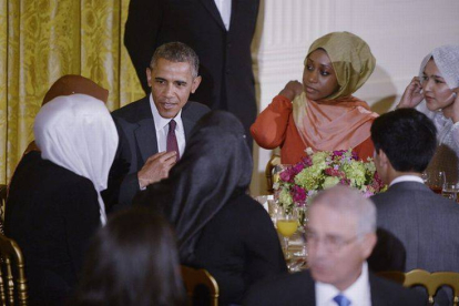 El presidente estadounidense, Barack Obama, conversa con los invitados durante una cena con motivo de la celebración del Ramadán, en el Salón Este de la Casa Blanca.-Foto: POOL / EFE / OLIVIER DOULIERY