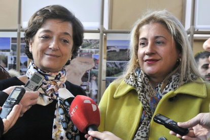 Esperanza Orellana y Yolanda de Gregorio ante el expositor del Ministerio.-VALENTÍN GUISANDE