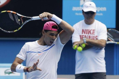 Rafael Nadal conecta un golpe ante su tío y entrenador, Toni Nadal, en un entrenamiento en Melbourne.-Foto: AP / MARK BAKER