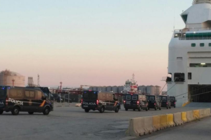 Furgones de la Policía Nacional entran en uno de los barcos atracados en el Port de Barcelona.-PORTUARIS CNT