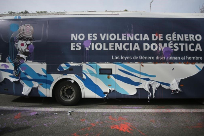 Un autocar de Hazte oír contra las que consideran feminazis en el que puede leerse la leyenda No es violencia de género. Es violencia doméstica.-AFP