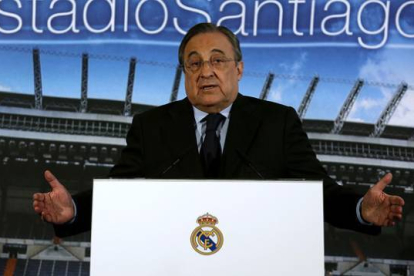 Florentino Pérez, durante la rueda de prensa que ha ofrecido este jueves para desmentir algunas informaciones y ratificar a Carlo Ancelotti.-Foto: DAVID CASTRO