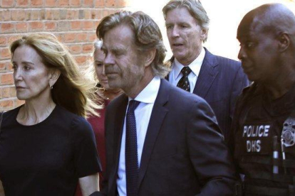 La actriz Felicity Huffman y su marido llegan al juzgado para recibir la sentencia, este viernes.-