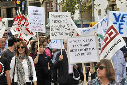 Muchos de los manifestantes portaron pancartas en protesta contra los recortes del Gobierno, / REPORTAJE  GRÁFICO: DIEGO MAYOR-