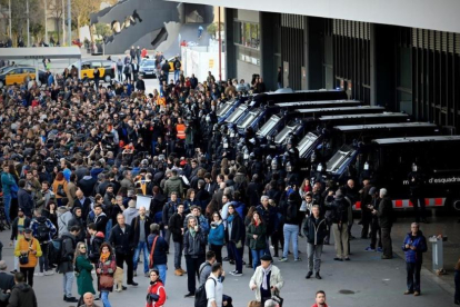 Los mossos controlan los accesos a la estación de Sants, rodeada por manifestantes independentistas.-/ FERRAN NADEU