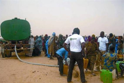 Personal de Intermón Oxfam distribuye agua potable en Mauritania.-Foto: EL PERIÓDICO