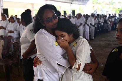 Funeral por las víctimas de los atentados en Sri Lanka, este martes, en una iglesia de Negombo.-JEWEL SAMAD (AFP)