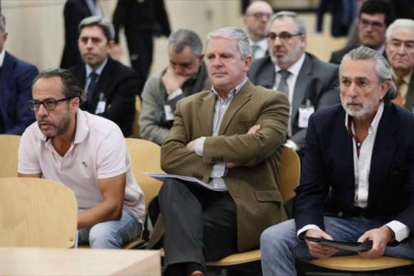 Álvaro Pérez Alonso, el Bigotes, Pablo Crespo y Francisco Correa, el lunes en el juicio por la Gürtel valenciana en San Fernando de Henares (Madrid).-EFE / FERNANDO ALVARADO