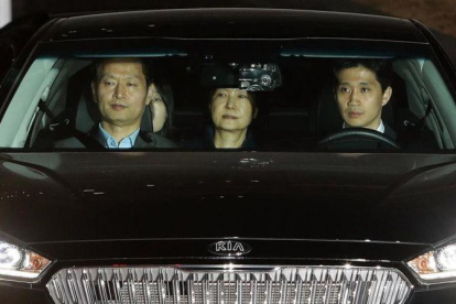 La expresidenta de Corea del Sur,  Park Geun-hye,  abandona la oficina de la fiscalia para ser trasladada a prisión.-EFE / CHUNG SUNG-JU
