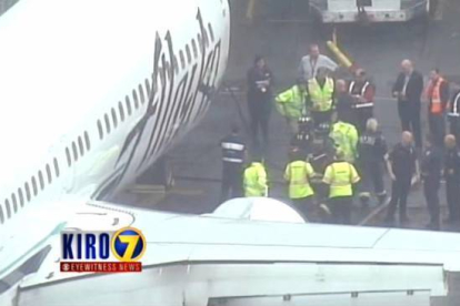 Rescate del maletero que se quedó encerrado en la bodega de un avión de Alaska Airlines.-Foto: AP