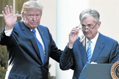 Renovación// Donald Trump saluda junto a Jerome Powell, el nuevo presidente de la Reserva Federal de Estados Unidos a partir de febrero.-AFP / SAUL LOEB